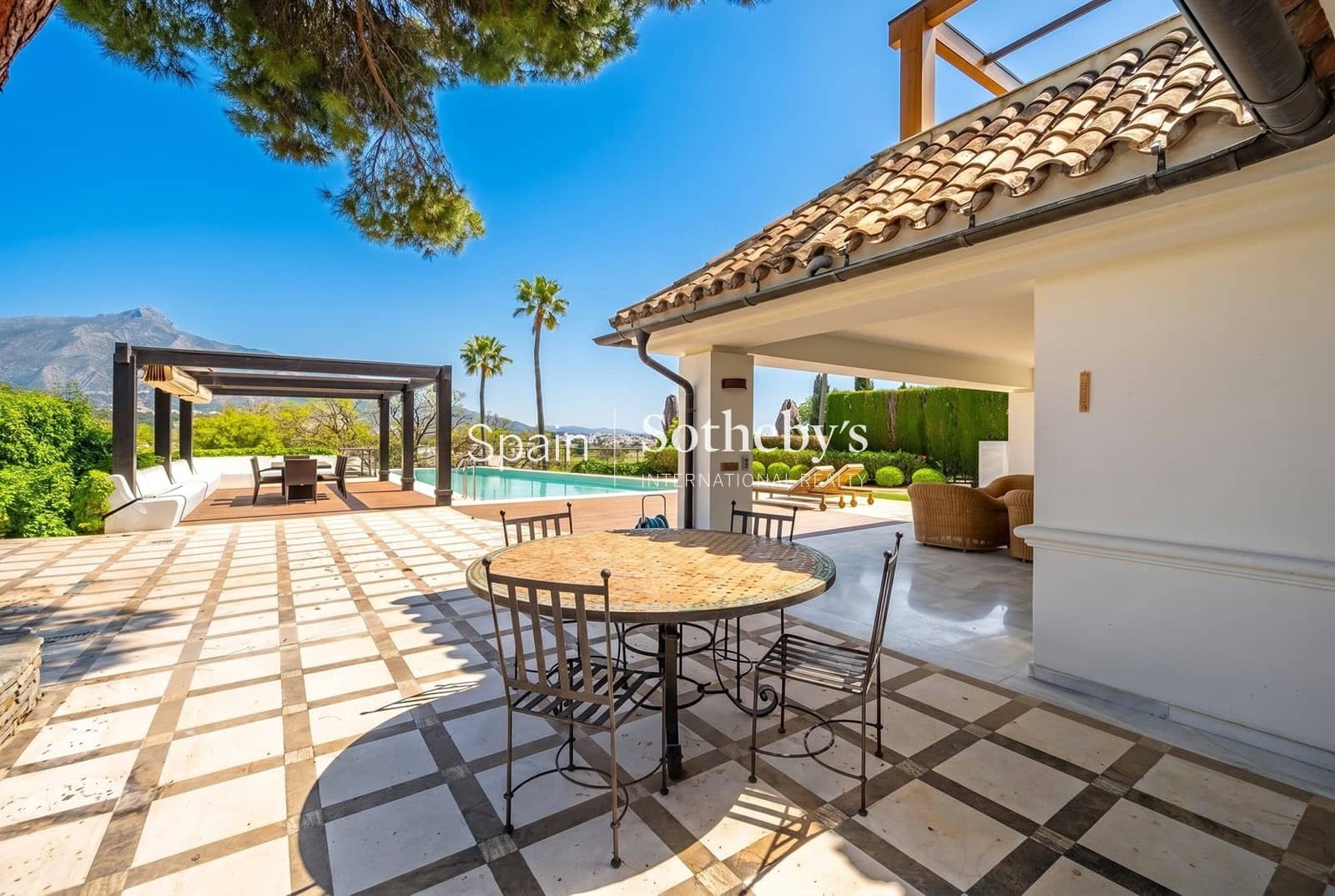 3 soverom Villa til salgs i Nueva Andalucia med svømmebasseng garasje - € 2 995 999 (Ref: 9810823)