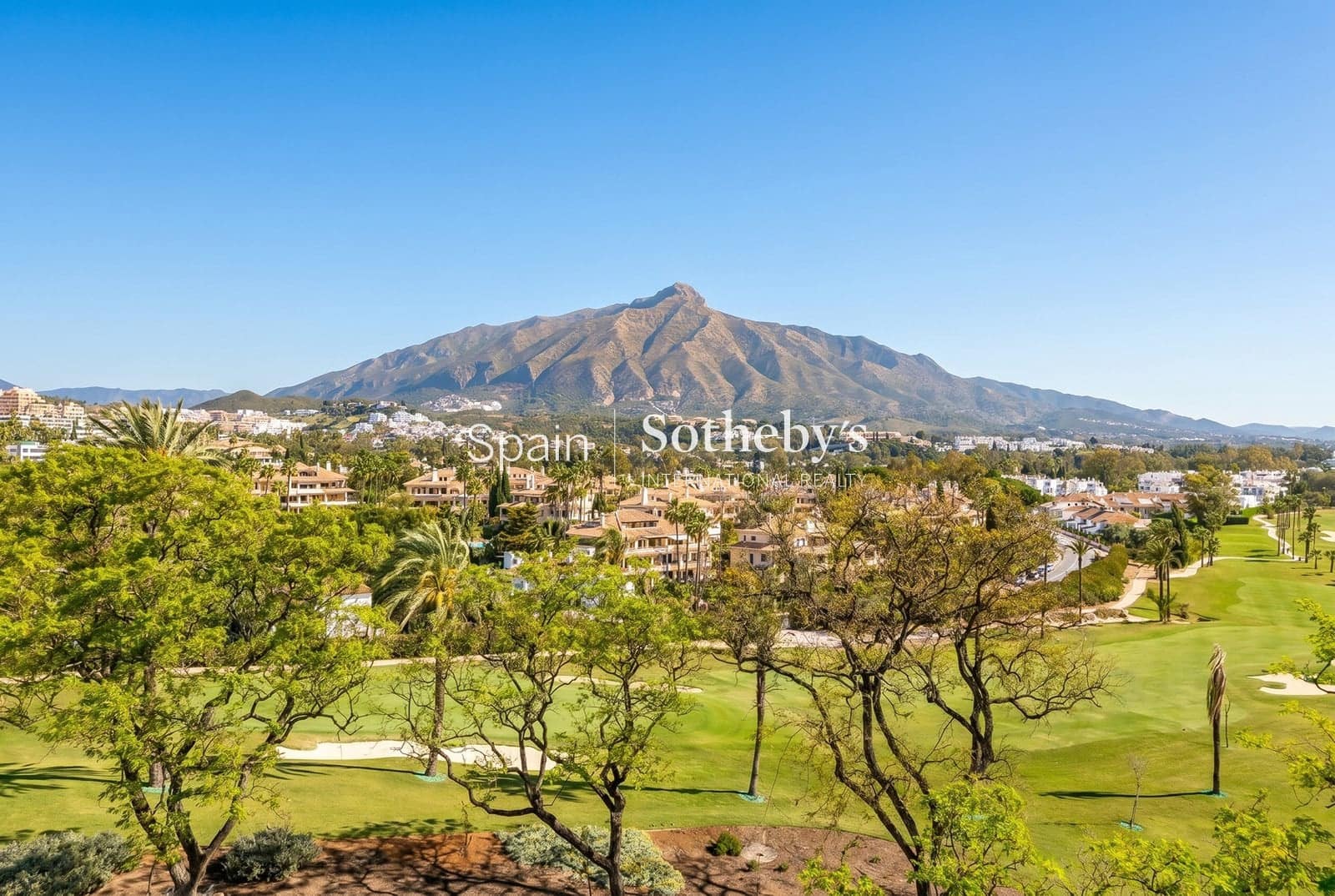 3 soverom Villa til salgs i Nueva Andalucia med svømmebasseng garasje - € 2 995 999 (Ref: 9810823)