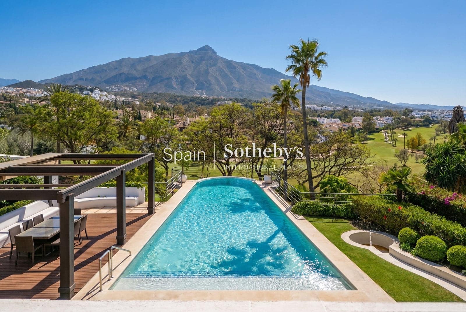 3 soverom Villa til salgs i Nueva Andalucia med svømmebasseng garasje - € 2 995 999 (Ref: 9810823)