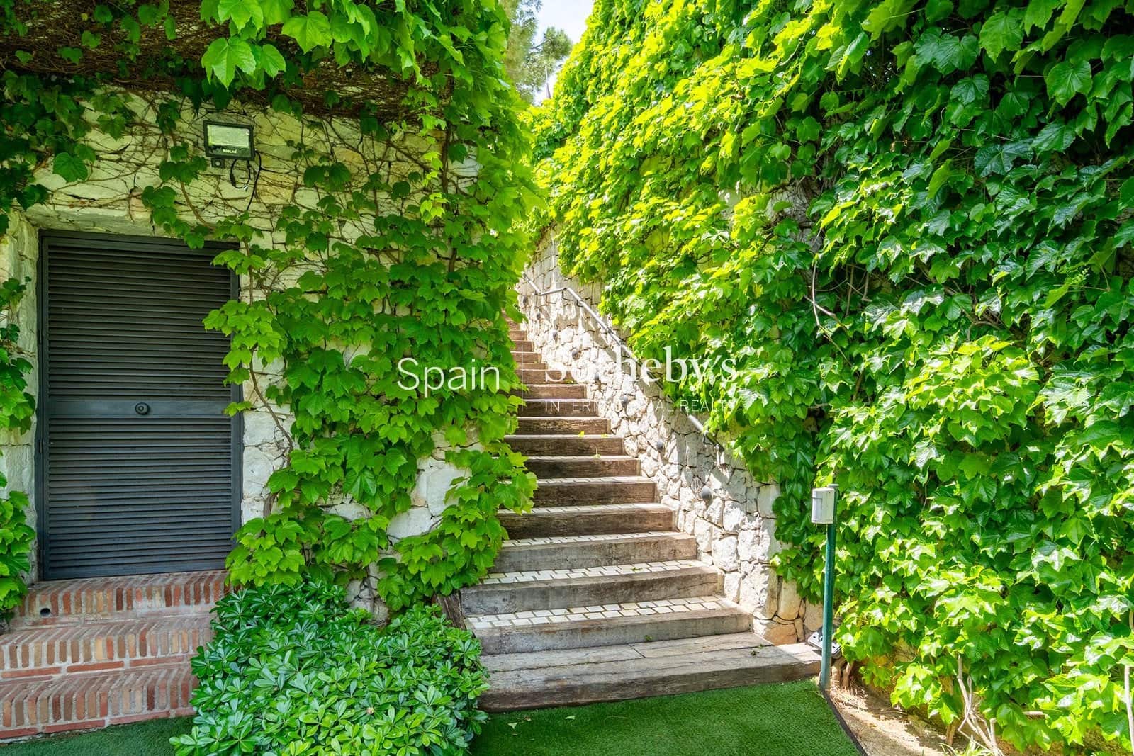 3 soverom Villa til salgs i Nueva Andalucia med svømmebasseng garasje - € 2 995 999 (Ref: 9810823)