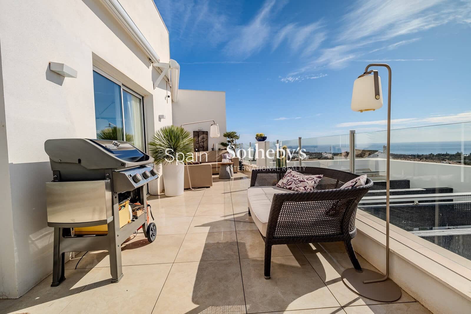 2 bedroom Penthouse for sale in Marbella with pool garage - € 920,000 (Ref: 9819760)