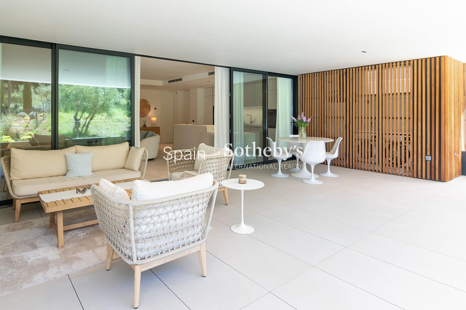 Piso de 2 habitaciones en Sotogrande en venta con piscina garaje - 1.155.000 € (Ref: 9830012)