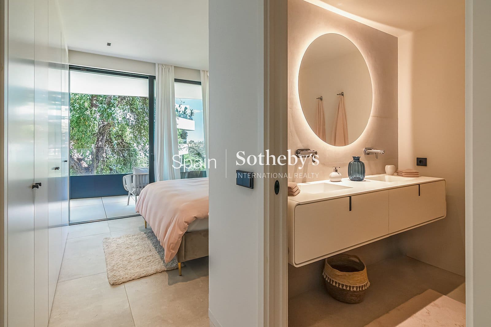 Piso de 2 habitaciones en Sotogrande en venta con piscina garaje - 1.155.000 € (Ref: 9830012)