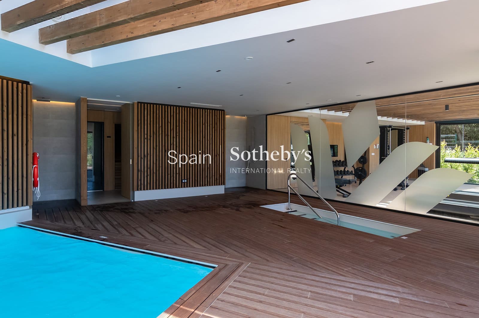 Piso de 2 habitaciones en Sotogrande en venta con piscina garaje - 1.155.000 € (Ref: 9830012)
