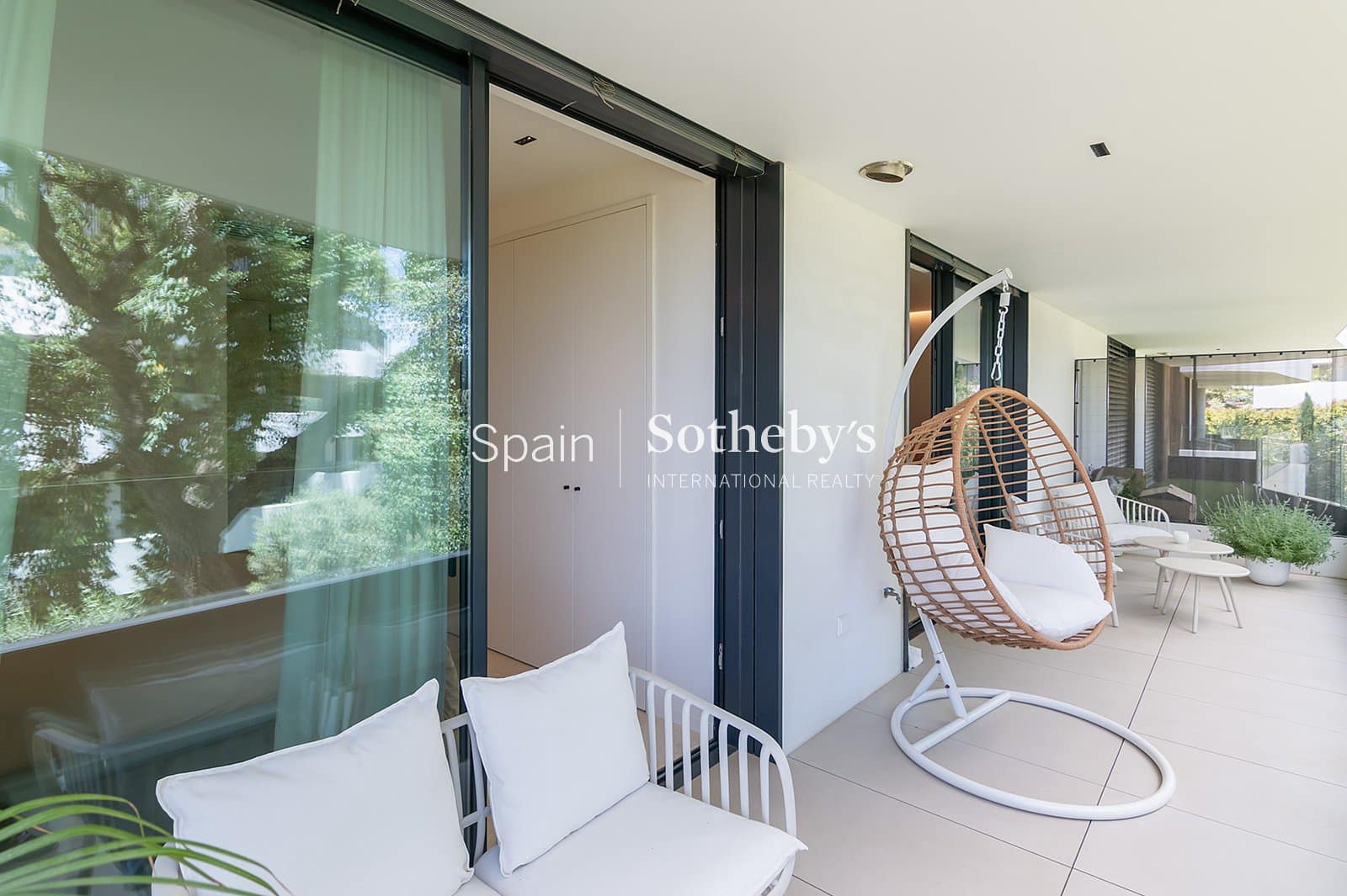 Piso de 2 habitaciones en Sotogrande en venta con piscina garaje - 1.155.000 € (Ref: 9830012)