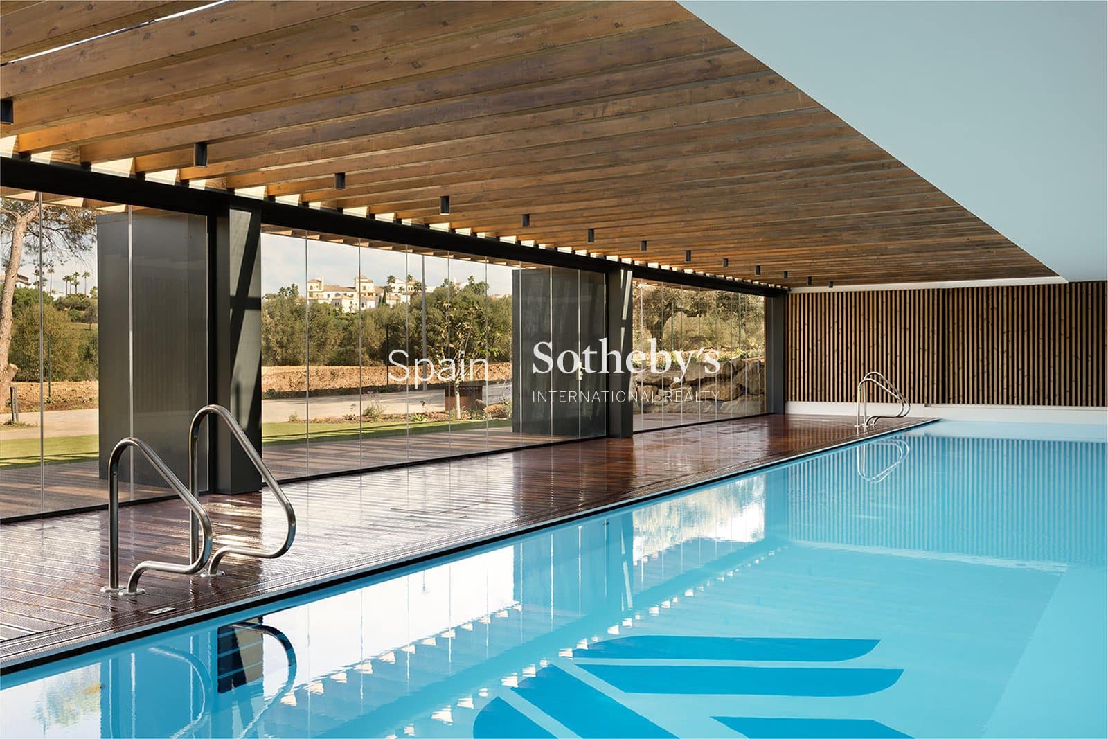 Piso de 2 habitaciones en Sotogrande en venta con piscina garaje - 1.155.000 € (Ref: 9830012)