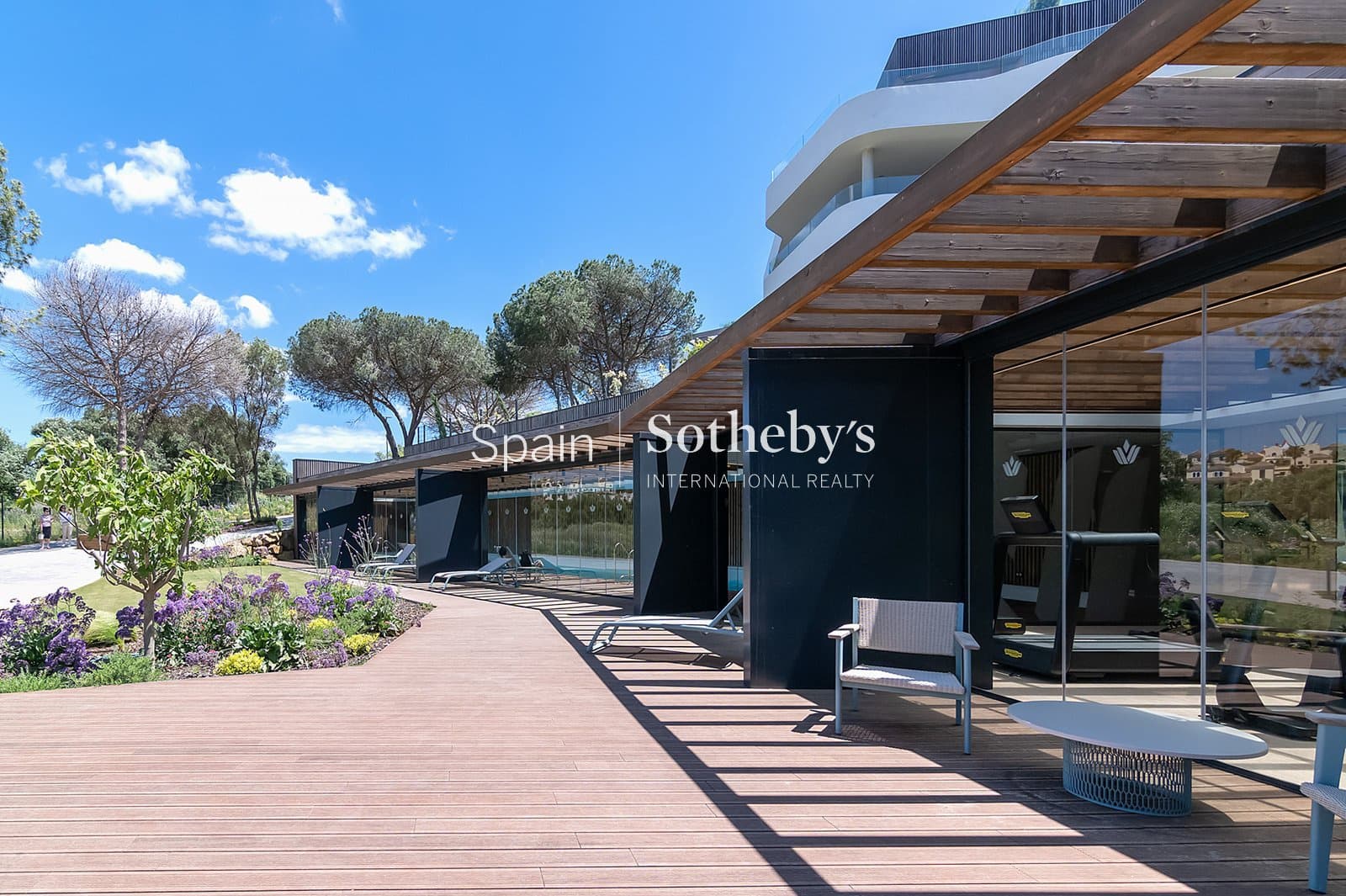Piso de 2 habitaciones en Sotogrande en venta con piscina garaje - 1.155.000 € (Ref: 9830012)