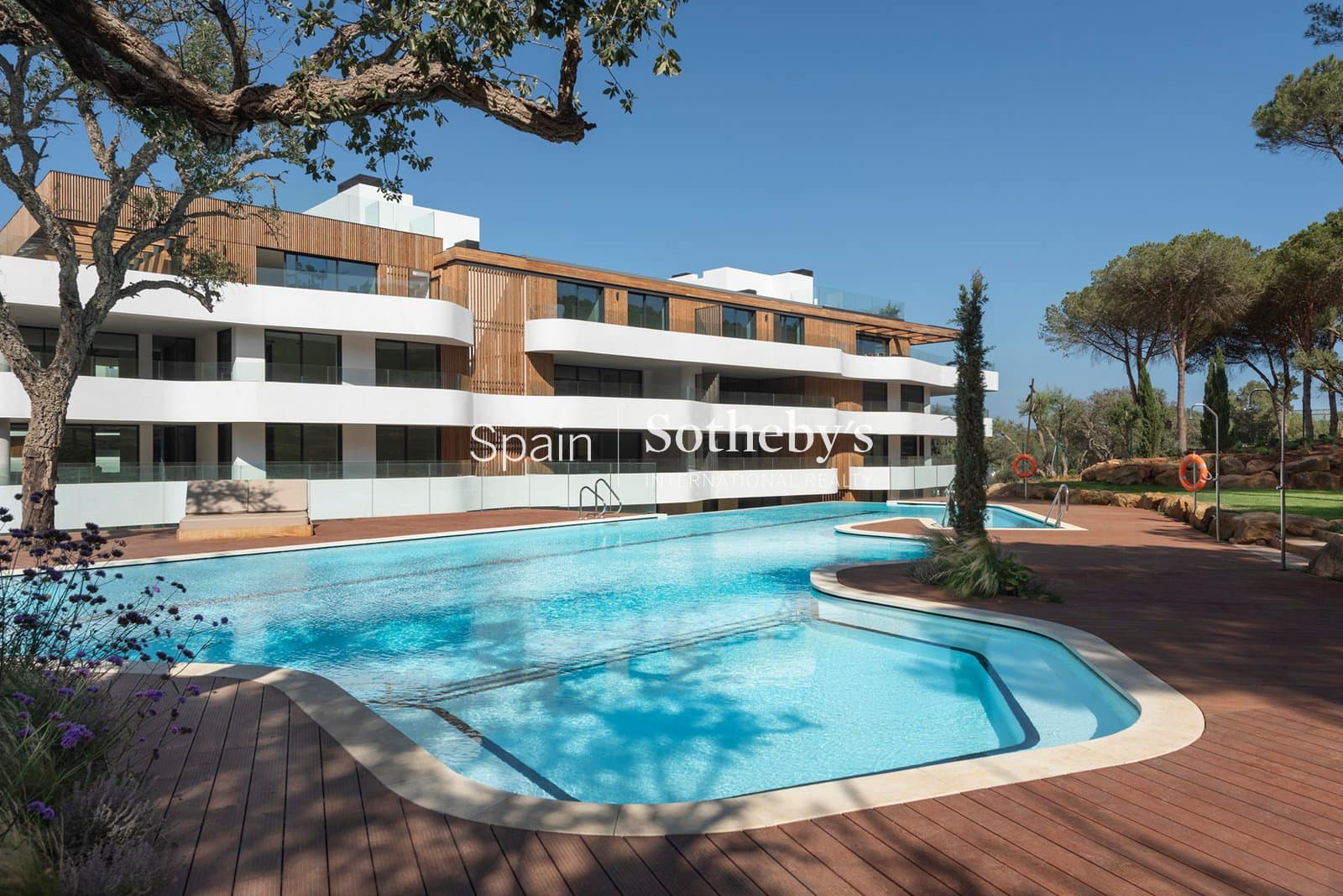 Piso de 2 habitaciones en Sotogrande en venta con piscina garaje - 1.155.000 € (Ref: 9830012)