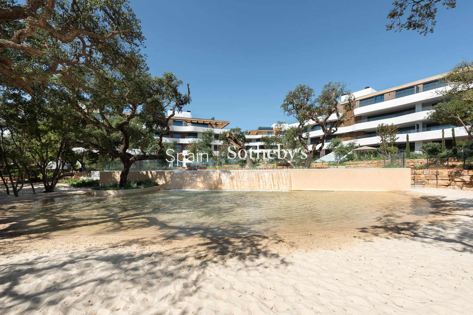 Piso de 2 habitaciones en Sotogrande en venta con piscina garaje - 1.155.000 € (Ref: 9830012)