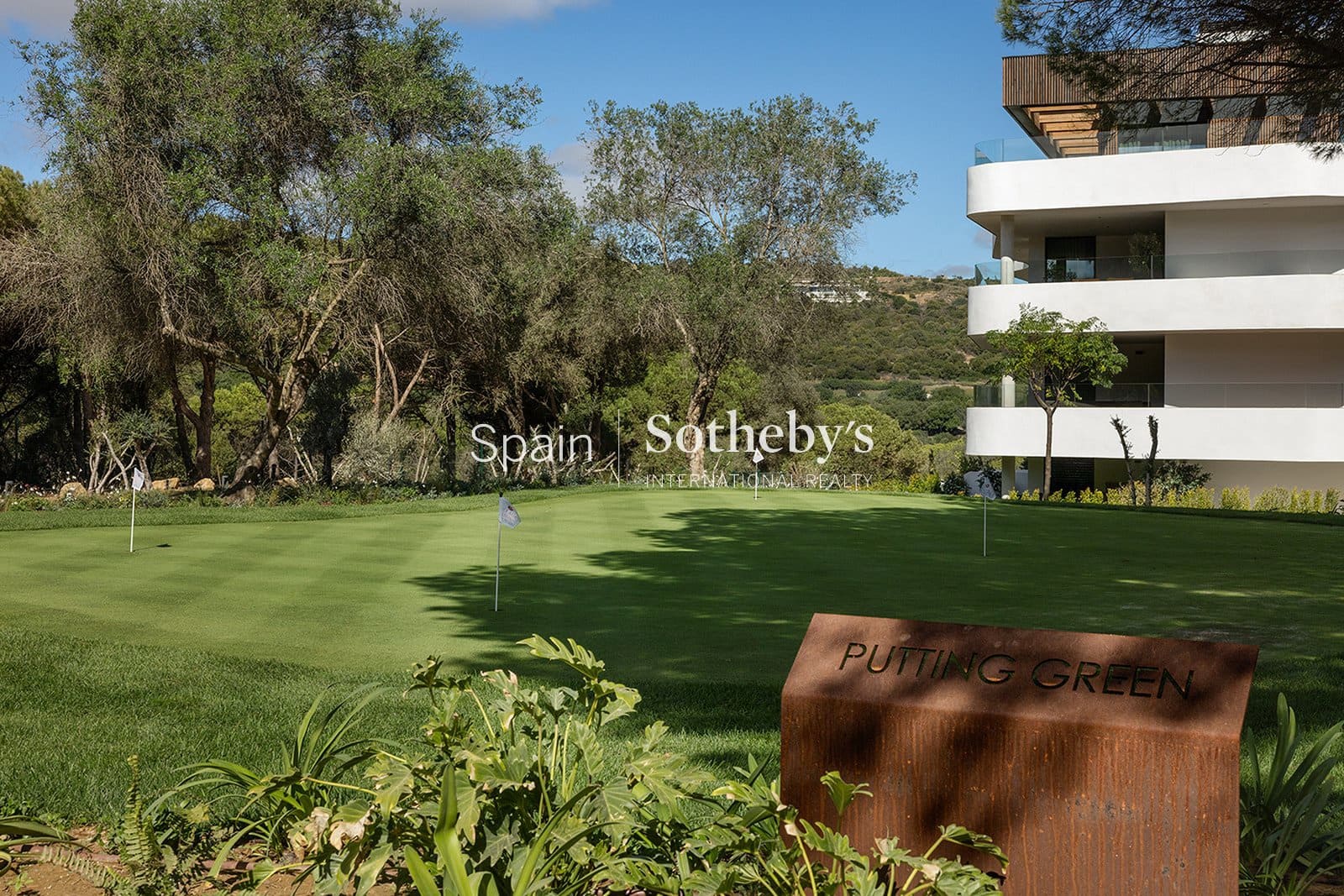 Piso de 2 habitaciones en Sotogrande en venta con piscina garaje - 1.155.000 € (Ref: 9830012)