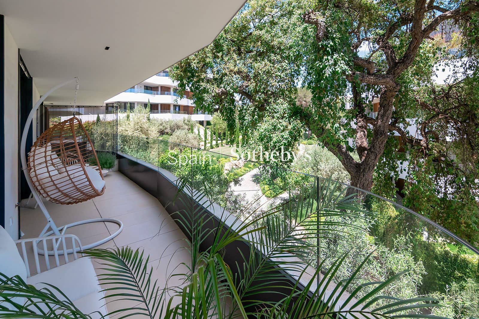 Piso de 2 habitaciones en Sotogrande en venta con piscina garaje - 1.155.000 € (Ref: 9830012)