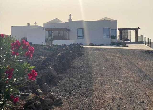 3 bedroom Finca/Country House for sale in Costa Calma, Pájara with garage - € 1,139,000 (Ref: 9245642)