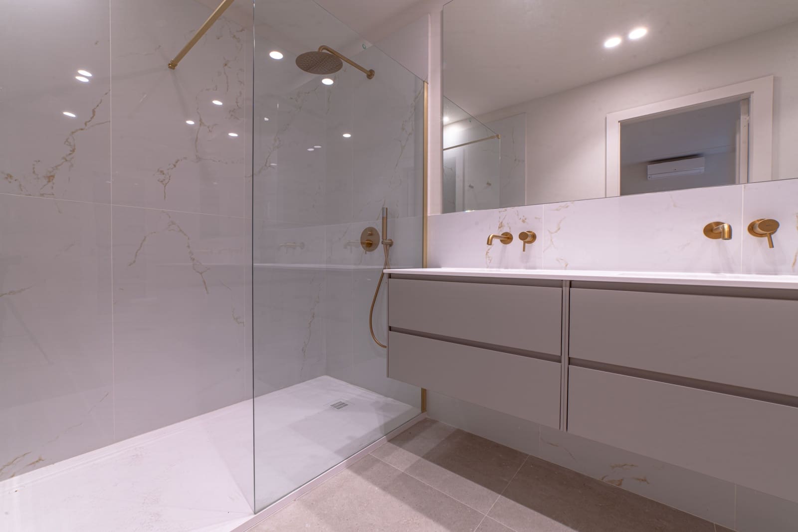2 bedroom Apartment for sale in Barcelona city with pool - € 920,000 (Ref: 10041612)