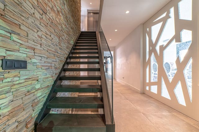 5 soveværelse Villa til salg i Santa Coloma de Gramenet med swimmingpool garage - € 1.695.000 (Ref: 9956574)