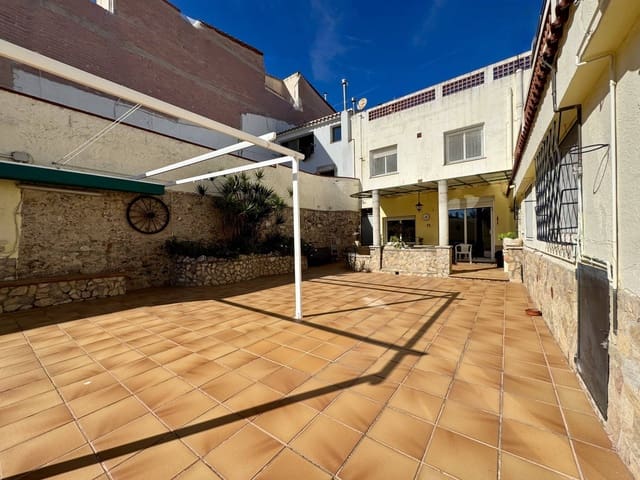 6 soverom Hus til salgs i Pineda de Mar med svømmebasseng garasje - € 595 000 (Ref: 9956058)