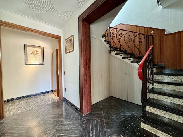 6 soverom Hus til salgs i Pineda de Mar med svømmebasseng garasje - € 595 000 (Ref: 9956058)