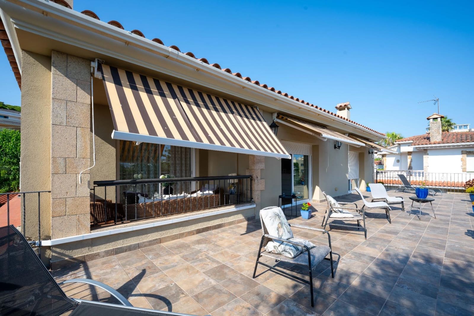 5 sypialnia Willa na sprzedaż w Lloret de Mar z basenem garażem - 1 990 000 € (Ref: 9970750)