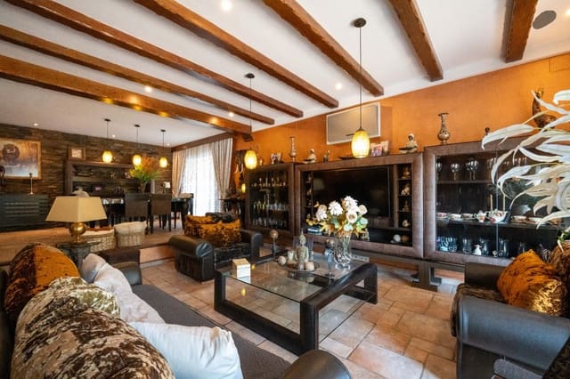 5 Zimmer Villa zu verkaufen in Lloret de Mar mit Pool Garage - 1.990.000 € (Ref: 9970750)