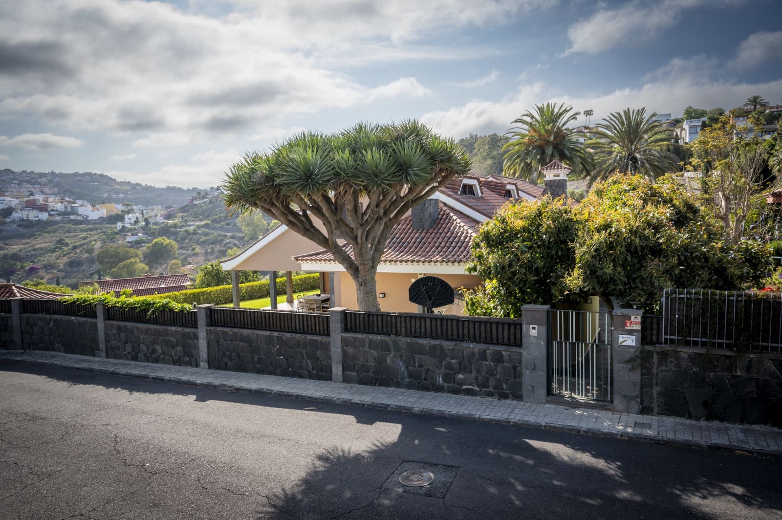 4 sypialnia Dom na sprzedaż w Santa Brigida z basenem garażem - 1 800 000 € (Ref: 9256157)