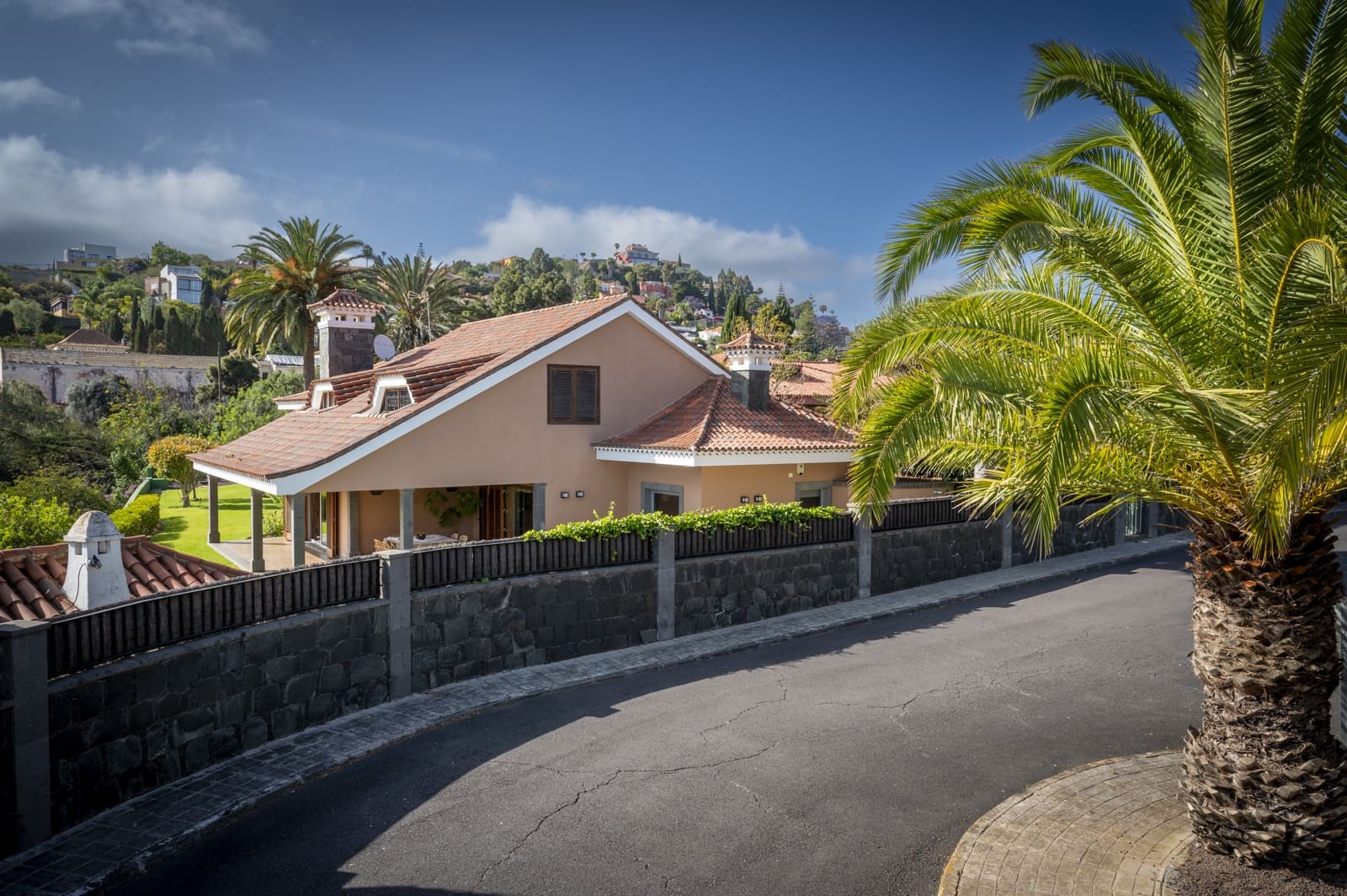 4 sypialnia Dom na sprzedaż w Santa Brigida z basenem garażem - 1 800 000 € (Ref: 9256157)