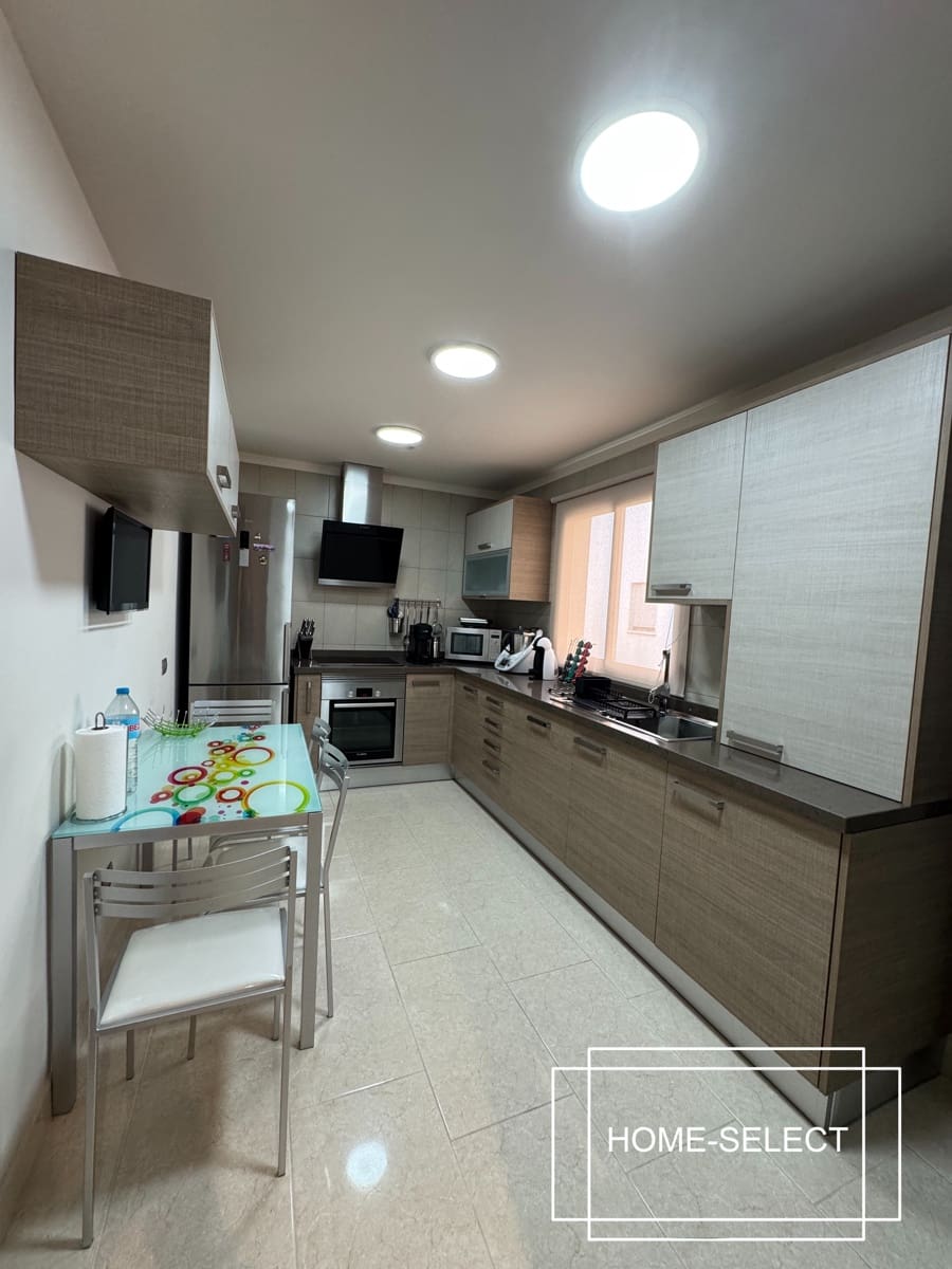 3 bedroom Flat for sale in Las Palmas de Gran Canaria with garage - € 355,000 (Ref: 9448525)