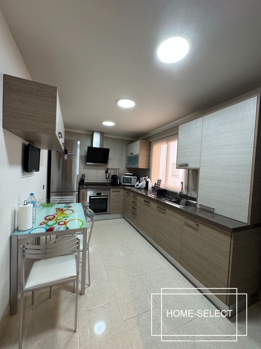 3 bedroom Flat for sale in Las Palmas de Gran Canaria with garage - € 355,000 (Ref: 9448525)