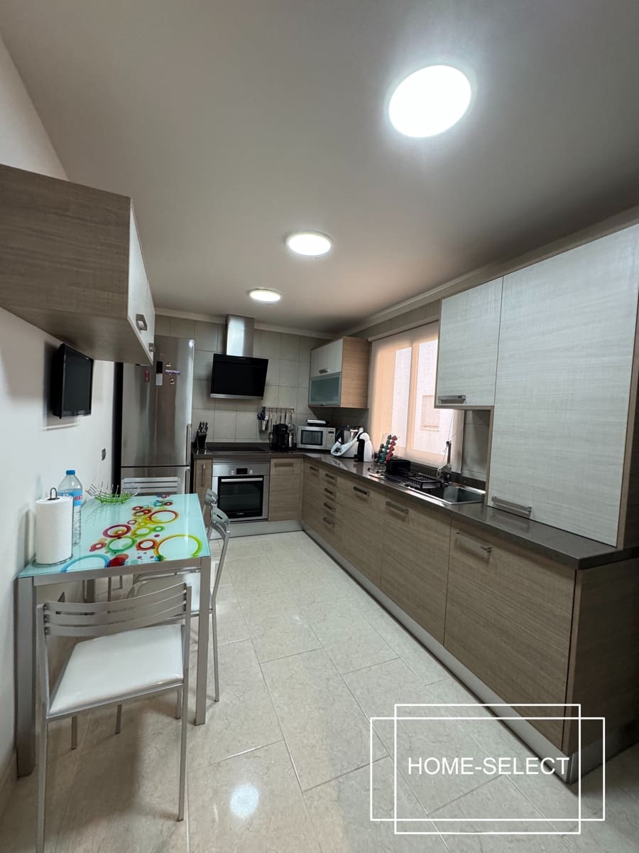 3 bedroom Flat for sale in Las Palmas de Gran Canaria with garage - € 355,000 (Ref: 9448525)