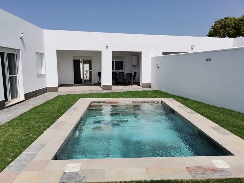 2 slaapkamer Villa te koop in Chiclana de la Frontera met zwembad - € 320.000 (Ref: 9436608)