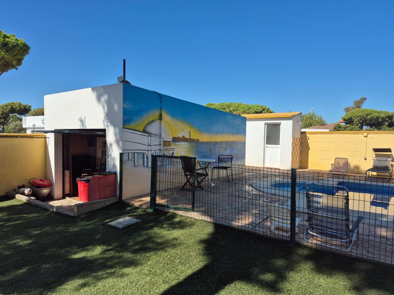 4 bedroom Villa for sale in Chiclana de la Frontera with pool - € 360,000 (Ref: 9972313)
