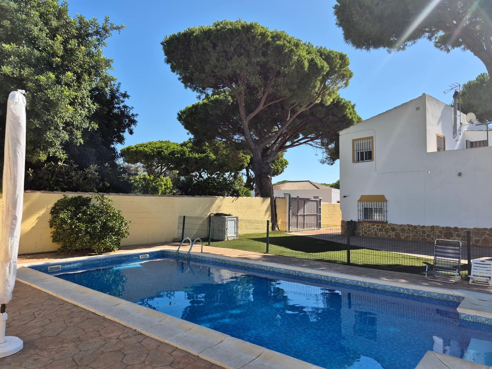 4 bedroom Villa for sale in Chiclana de la Frontera with pool - € 360,000 (Ref: 9972313)