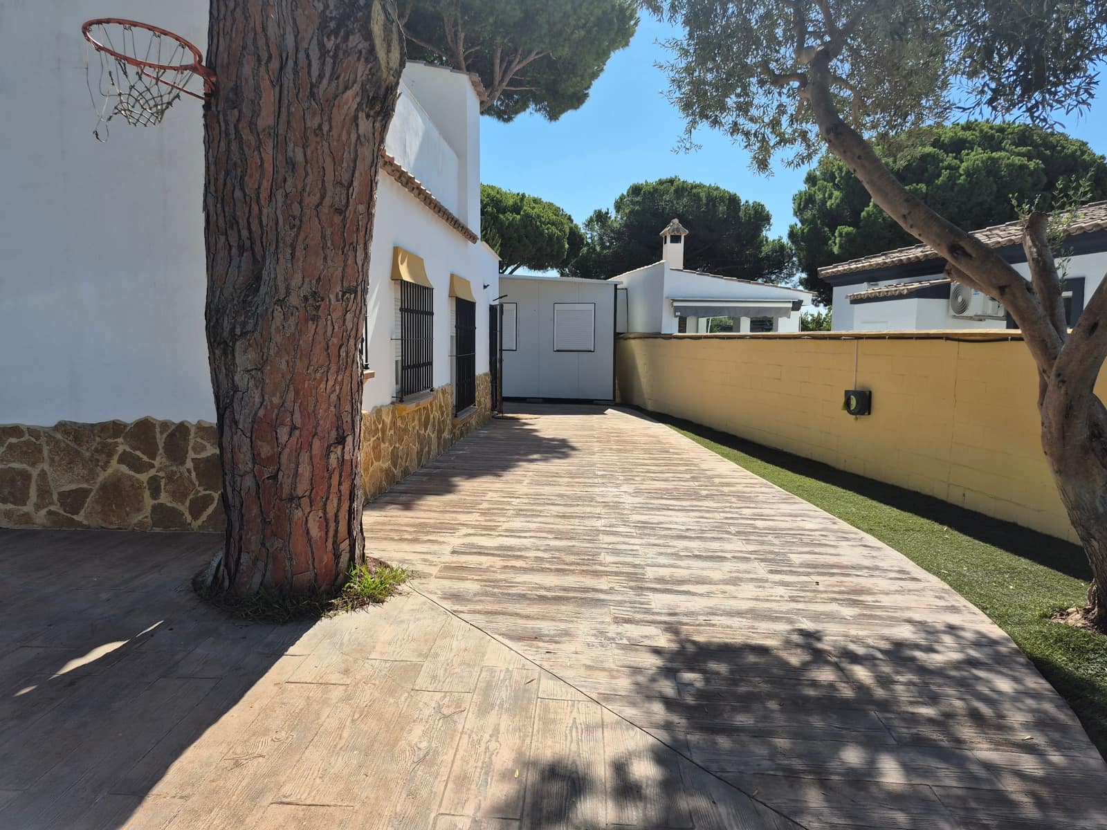 4 bedroom Villa for sale in Chiclana de la Frontera with pool - € 360,000 (Ref: 9972313)