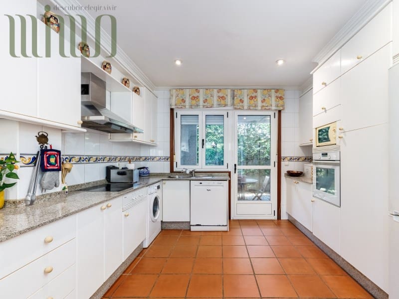 4 soverom Villa til salgs i Vigo med svømmebasseng garasje - € 650 000 (Ref: 9296777)