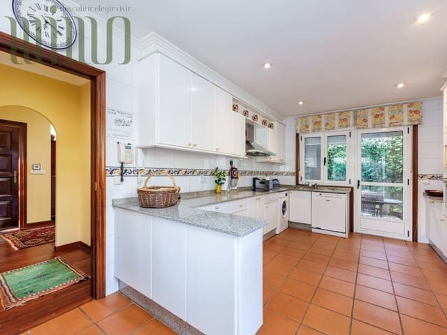 4 bedroom Villa for sale in Vigo with pool garage - € 650,000 (Ref: 9296777)