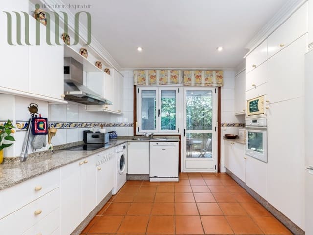 4 bedroom Villa for sale in Vigo with pool garage - € 650,000 (Ref: 9296777)