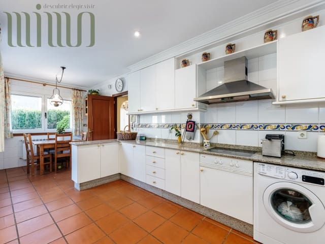 4 bedroom Villa for sale in Vigo with pool garage - € 650,000 (Ref: 9296777)