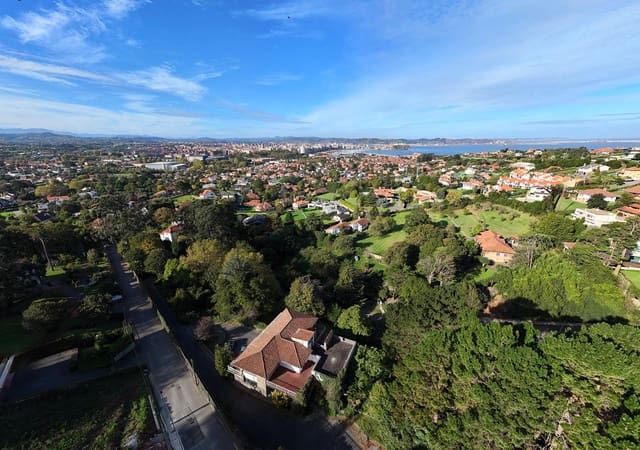 7 soveværelse Villa til salg i Gijón med garage - € 1.075.000 (Ref: 9371432)