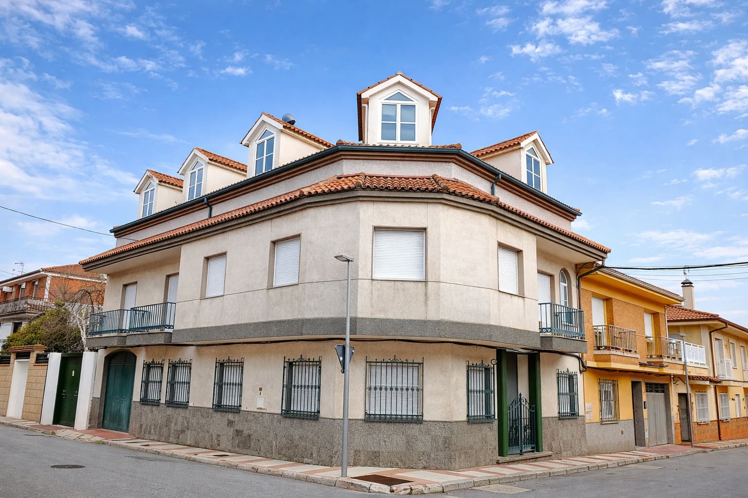 6 bedroom Villa for sale in Campillo de Arenas with garage - € 290,000 (Ref: 9605412)