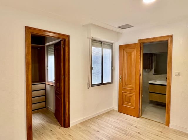 Piso de 3 habitaciones en Cartagena Ciudad, Cartagena en alquiler - 900 € (Ref: 9348410)