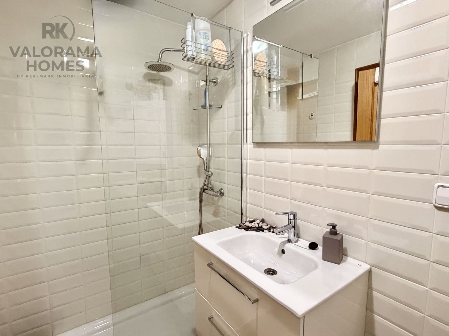 2 makuuhuone Asunto myytävänä paikassa Cala Flores mukana uima-altaan 
autotalli - 240 000 € (Ref: 9601341)