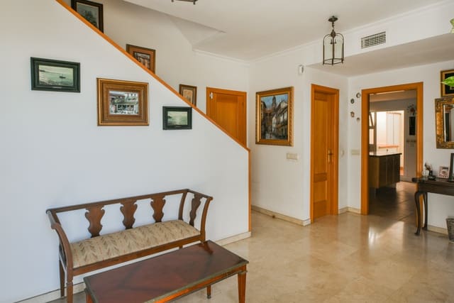 5 makuuhuone Omakotitalo myytävänä paikassa Lomas de San Anton, Málaga kaupunki mukana uima-altaan - 875 000 € (Ref: 9357799)