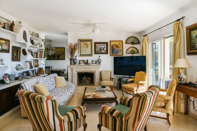 5 makuuhuone Omakotitalo myytävänä paikassa Lomas de San Anton, Málaga kaupunki mukana uima-altaan - 875 000 € (Ref: 9357799)