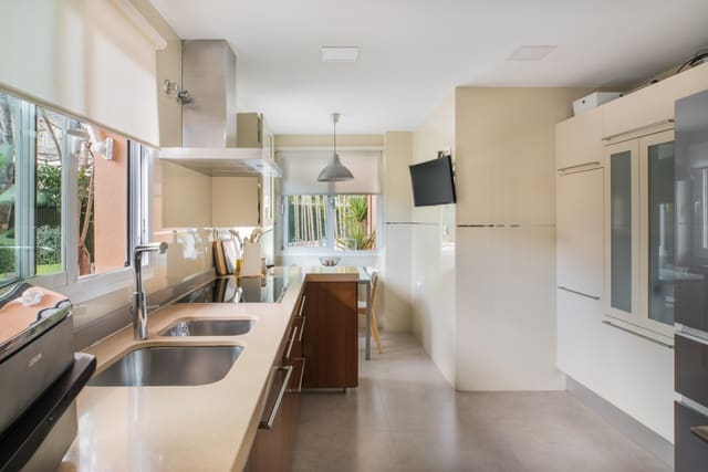 5 soverom Villa til salgs i Parque Clavero, Málaga by med svømmebasseng - € 1 280 000 (Ref: 9834117)