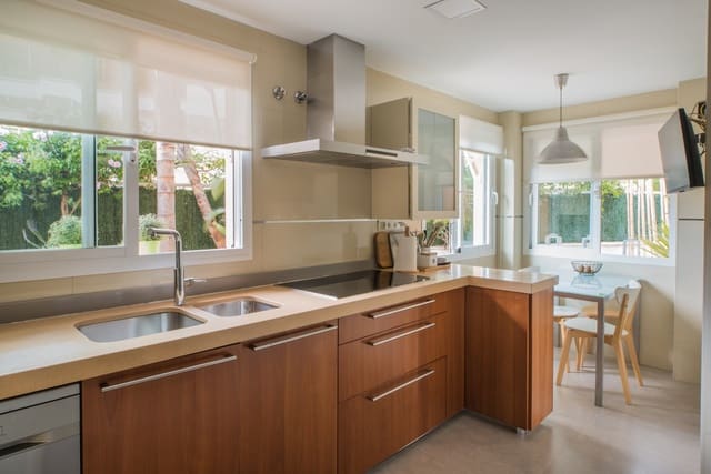 5 soverom Villa til salgs i Parque Clavero, Málaga by med svømmebasseng - € 1 280 000 (Ref: 9834117)