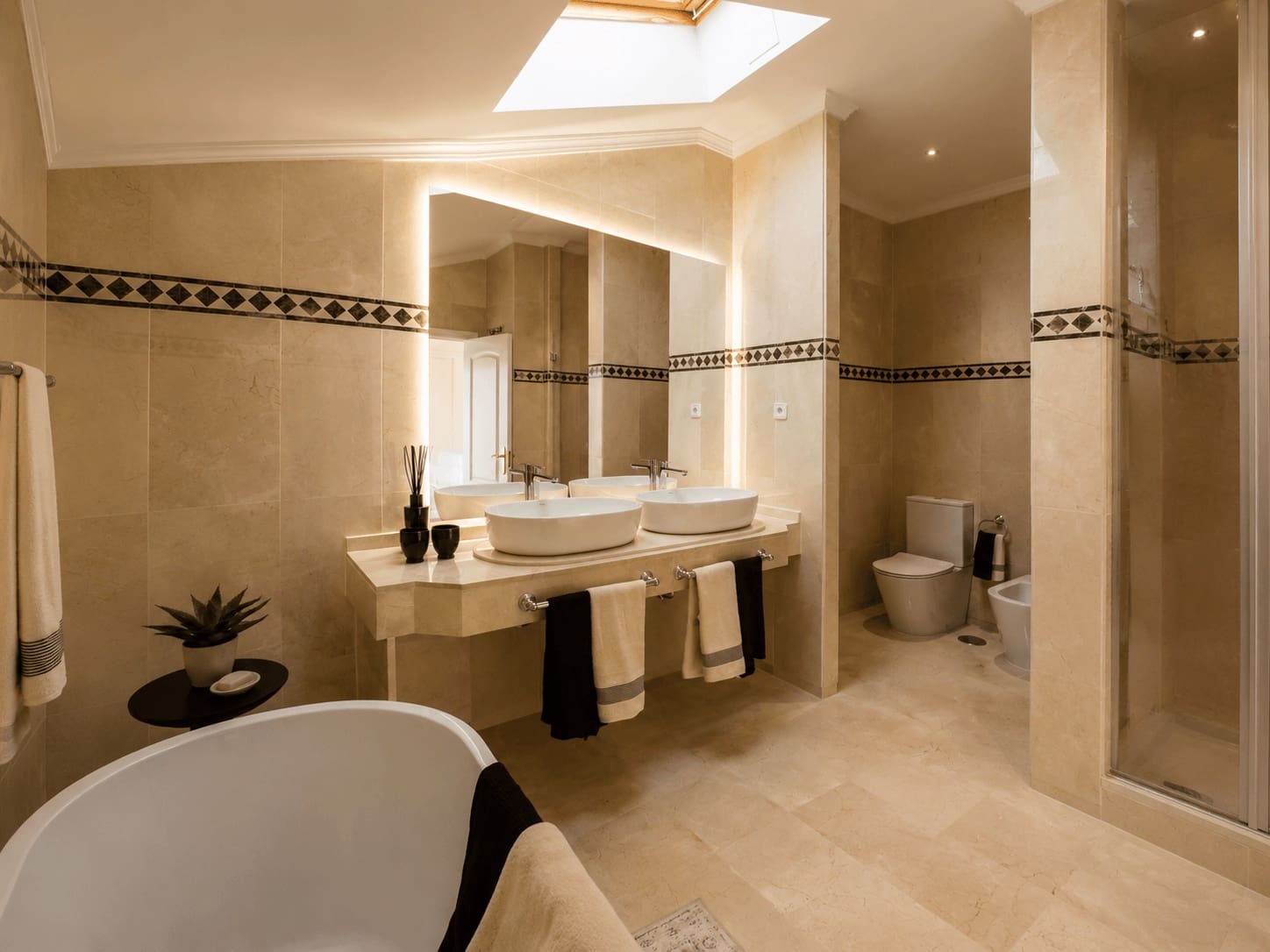 4 bedroom Apartment for sale in Marbella with pool - € 2,400,000 (Ref: 9882472)