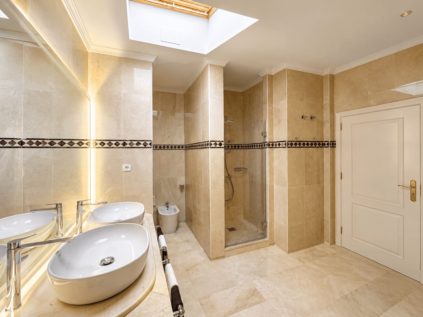 4 bedroom Apartment for sale in Marbella with pool - € 2,400,000 (Ref: 9882472)