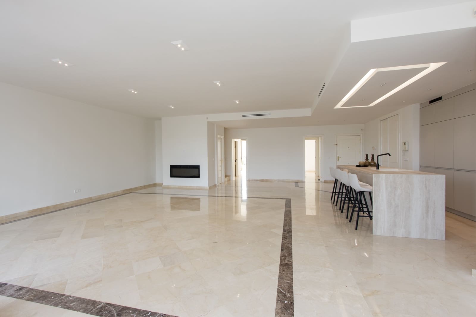 4 bedroom Apartment for sale in Marbella with pool - € 2,400,000 (Ref: 9882472)