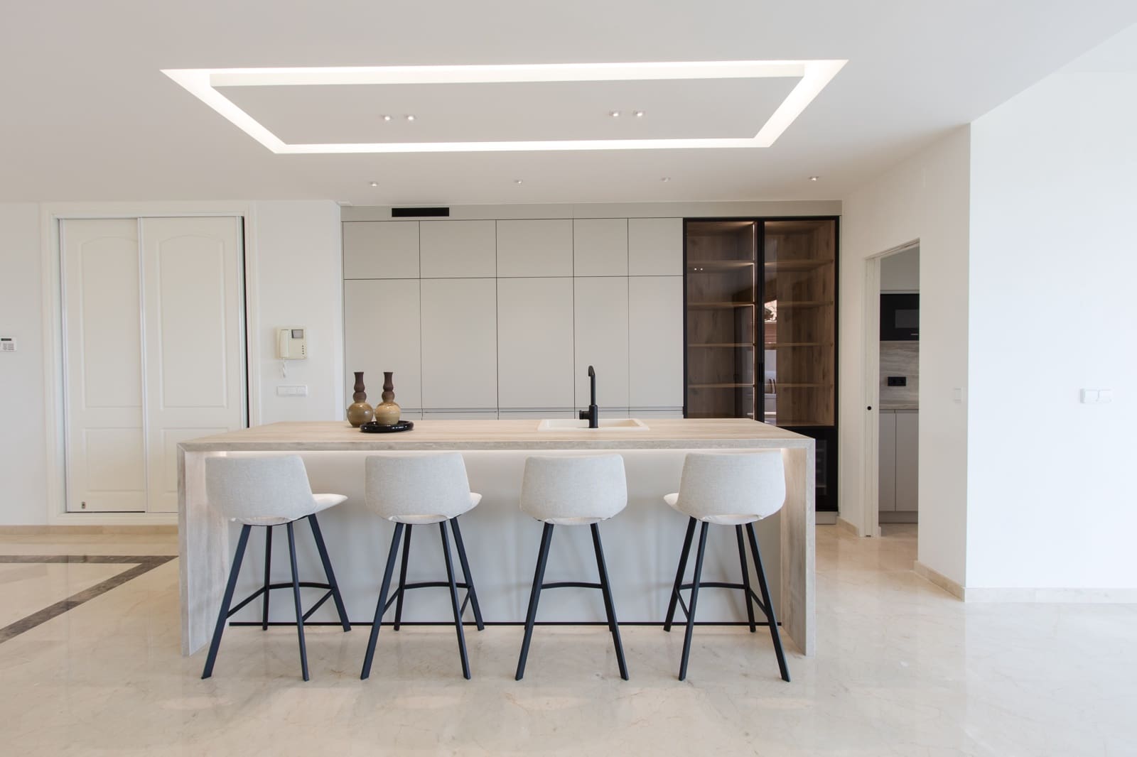 4 bedroom Apartment for sale in Marbella with pool - € 2,400,000 (Ref: 9882472)