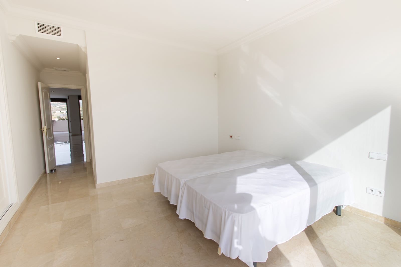 4 bedroom Apartment for sale in Marbella with pool - € 2,400,000 (Ref: 9882472)