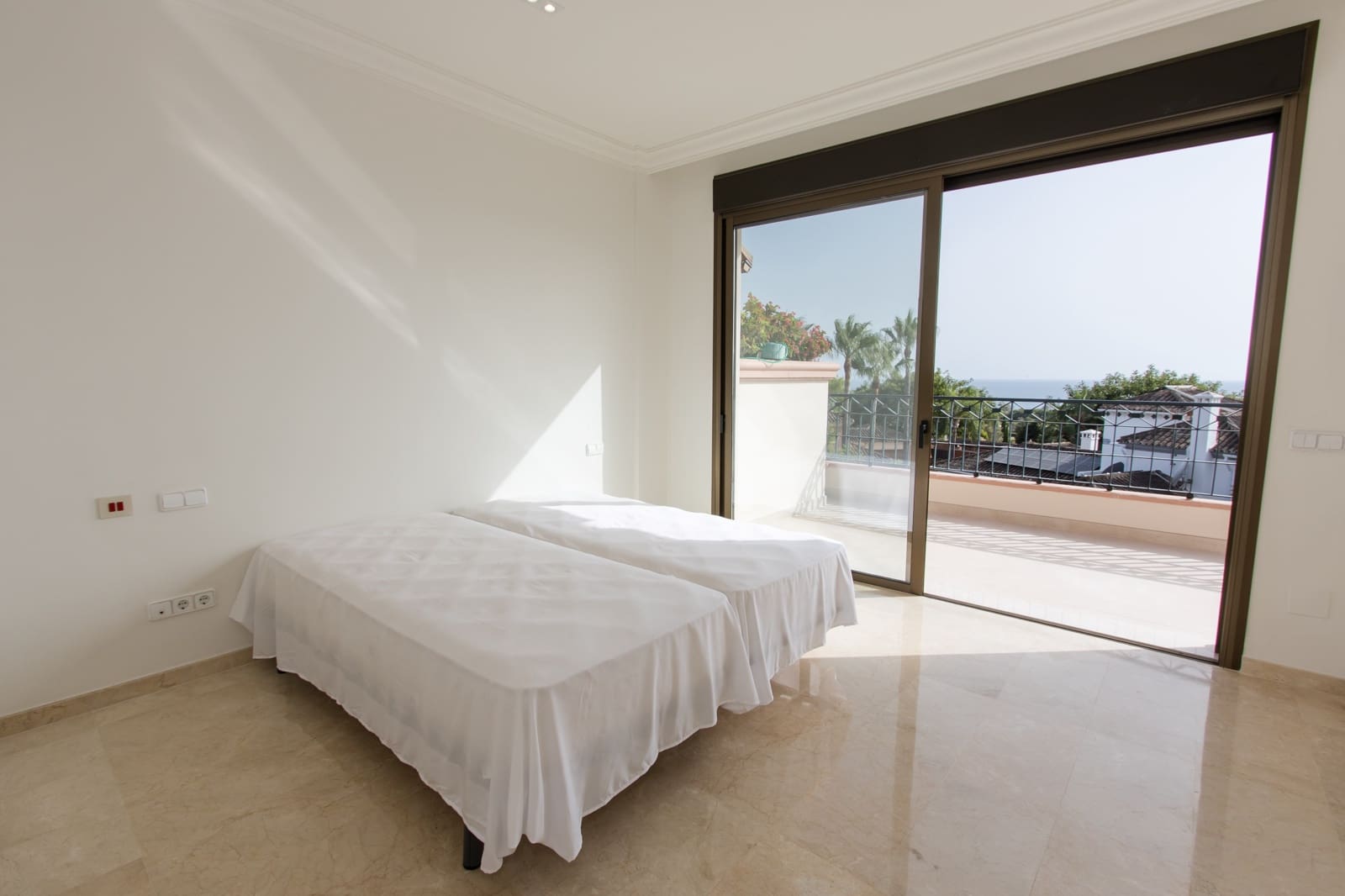 4 bedroom Apartment for sale in Marbella with pool - € 2,400,000 (Ref: 9882472)