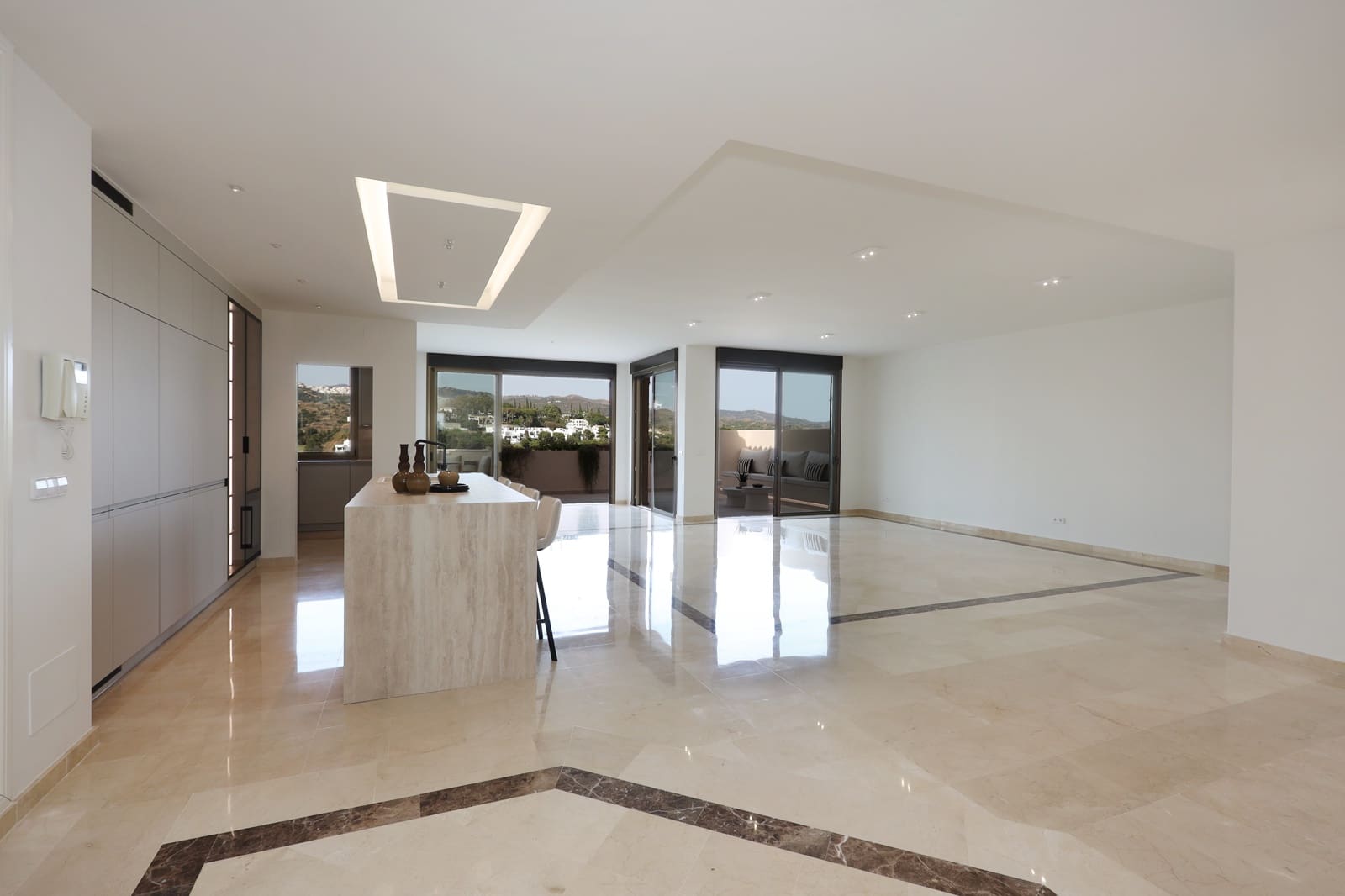 4 bedroom Apartment for sale in Marbella with pool - € 2,400,000 (Ref: 9882472)